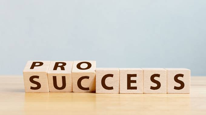 Würfel, die sich von process auf success drehen