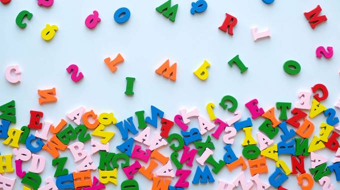 Bunte Buchstaben auf blauem Hintergrund © tiena - stock.adobe.com Bunte Buchstaben auf blauem Hintergrund