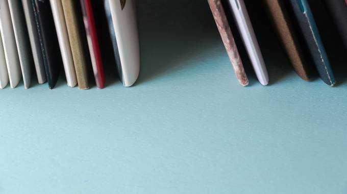 Hefte, Rückseiten © utoi - stock.adobe.com Rückseiten von Heften, aufgereiht auf blauem Untergrund