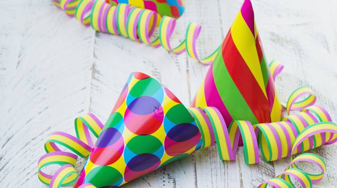 Karneval 2025 © drubig-photo - stock.adobe.com Luftschlangen und Hüte als Karnevalsdekoration