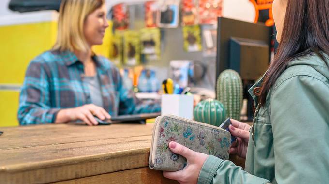 Kundin kauft an der Kasse ein