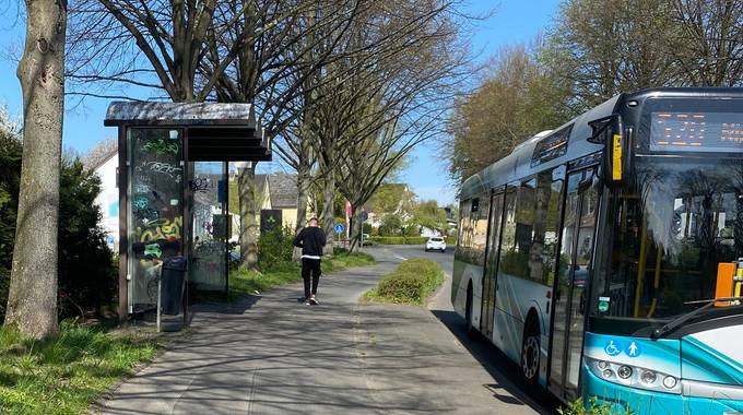 Weg zur Bushaltestelle, Bild mit Wartehäuschen und Bus