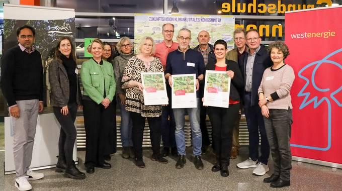 Bürgermeisterin Heike Jüngling (3.v.li.), Projektleiterin Klimaschutzmaßnamen Melina Dülberg (2. v. li.) und Technischer Beigeordneter Fabiano Pinto (li.) freuen sich über das herausragende Engagement der Preisträgerinnen und Preisträger in Sachen Klimaschutz. © Stadt Königswinter/Pressestelle Die Preisträgerinnen und Preisträger zusammen mit Vertretern der Stadtverwaltung und westenergie