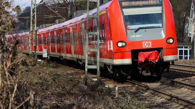 Rodungsarbeiten entlang der Bahnstrecke in Königswinter, Symbolbild © Stadt Königswinter/Pressestelle Ein Zug rollt in Königswinter an