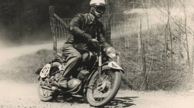 Foto: Hans Müller bei der Westdeutschen Zuverlässigkeitsfahrt 1953 im Siebengebirge