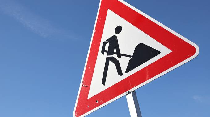 Baustellenschild © Björn Wylezich - stock.adobe.com Baustellenschild vor blauem Himmel