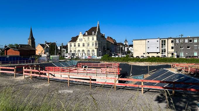Blick auf die Baustelle entlang der Bahntrasse