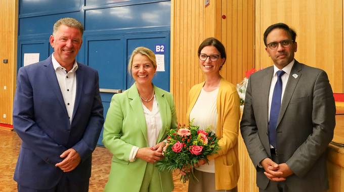 Die neu gewählte Beigeordnete Nadja Johnen (2.v. re) vervollständigt den Verwaltungsvorstand der Stadt Königswinter.