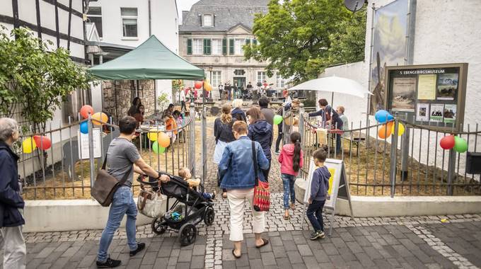 Blick auf den Eingang mit Gästen des fests