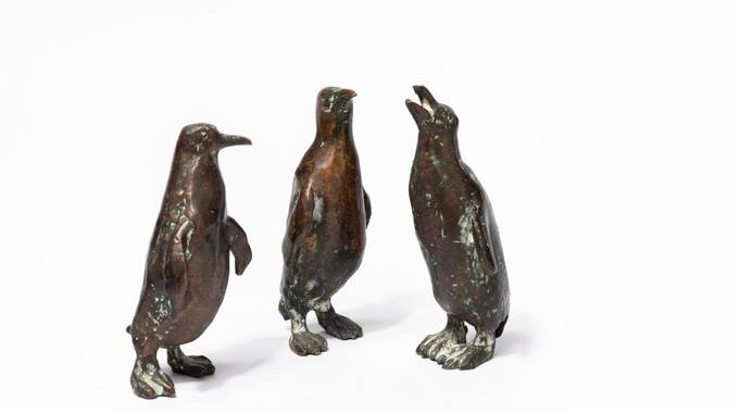 Pinguine von Ernemann Sander © Siebengebirgsmuseum Drei Pinguine als Plastik vor weißem Hintergrund