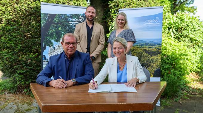 Vertreter der PROVA Unternehmensberatung GmbH zusammen mit Bürgermeisterin Heike Jüngling und Geschäftsbereichsleiterin Schule und Sport Helga Büchner