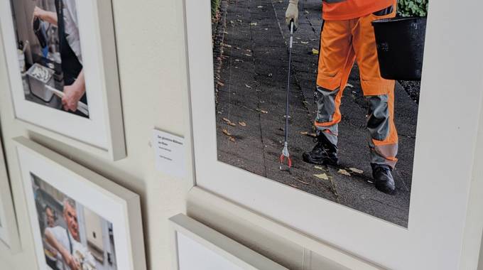 Einblick in die AWO-Fotouasstellung © Stadt Königswinter/Pressestelle Vier Bilder der Ausstellung in weißen Rahmen an einer Wand