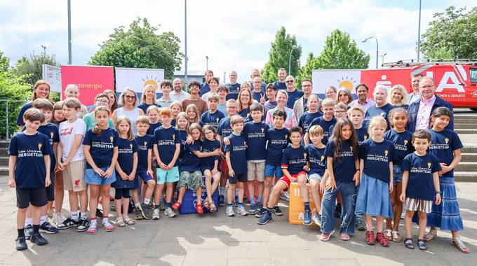 Für ihr Engagement im Energie- und Klimaschutzprogramm „Schlau Unterwegs“ wurden die Energieteams der neun Königswinterer Schulen durch die Stadt Königswinter ausgezeichnet. © Stadt Königswinter/Pressestelle Die Schülerinnen und Schüler und weitere Akteure von "Schlau unterwegs"