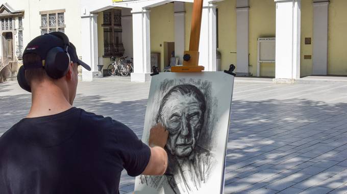 Ein Künstler beim Wet Painting auf dem Rathausplatz Königswinter © Stadt Königswinter Das Kunstwerk konnte im Anschluss ersteigert werden
