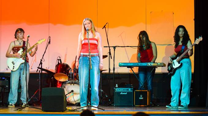 Die Band der Anthony Gell School © Anthony Gell School Mehrere Jugendliche auf der Bühne