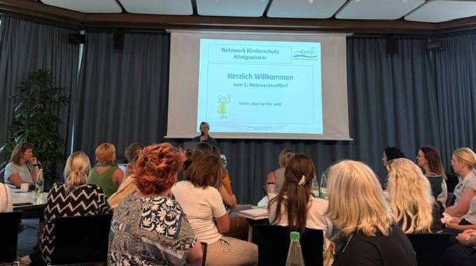 Bürgermeisterin Heike Jüngling spricht beim 1. Netzwerktreffen Kinderschutz