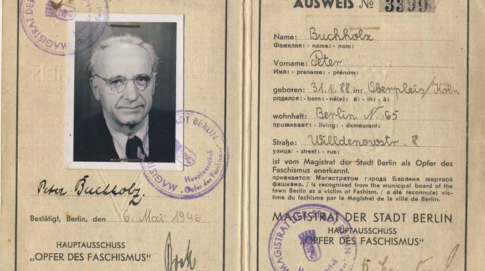 Aufgeklappter Ausweis mit Bild