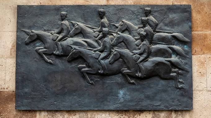 Relief mit einer Darstellung von Reitern und Pferden