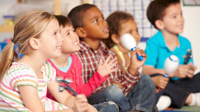 Fünf Kinder musizieren gemeinsam © Monkey Business - stock.adobe.com Fünf Kinder musizieren gemeinsam