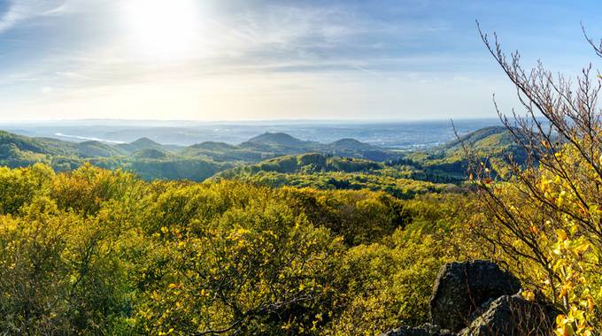 Das Siebengebirge in stimmigem Sonnenlicht © Adobe Stock: Heinz Waldukat Das Siebengebirge in stimmigem Sonnenlicht