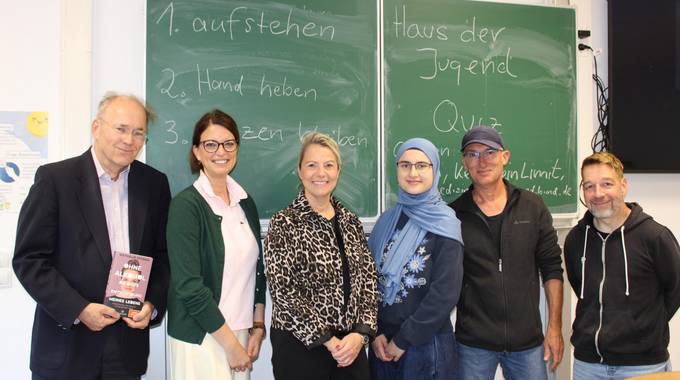 v.l.n.r. Dr. Fröhlich, Fr. Johnen, Fr. Jüngling, Cennet Cam (Schülerin), Hr. Breetzke und Hr. Brauer  (KJA Bonn/Häuser der Jugend)