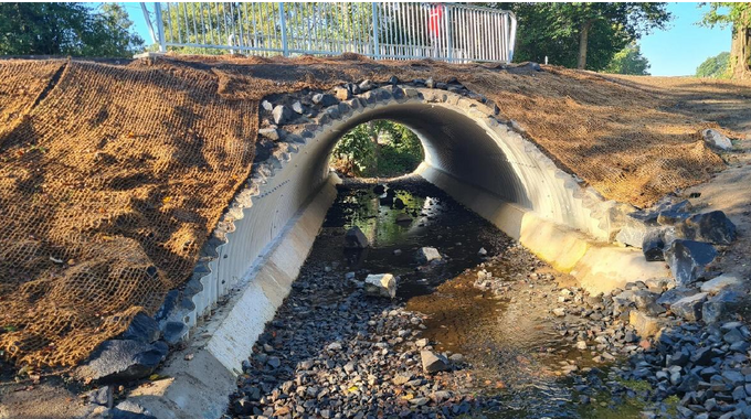Der Ersatzneubau des Brückenbauwerks über den Quirrenbach zwischen Rostingen und Gratzfeld wurde erfolgreich fertiggestellt und die Grünflächen angelegt.