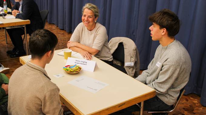 Bürgermeisterin Heike Jüngling und Jugendliche beim Speed-Debating