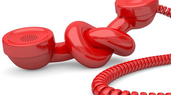 Rotes Telefon mit Knoten in der Leitung
