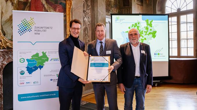 Verleihung der Urkunden durch Landesverkehrsminister Hendrik Wüst © „Smilla Dankert/Zukunftsnetz Mobilität NRW“ 200229 ZNM Münster web 1089