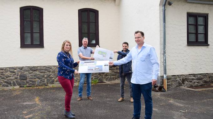 v.l.: Christina Breidbach (Gebäudemanagement), Stefan Schmied (Jugendpfleger), dahinter: Bürgermeister Peter Wirtz und Nobert Lehr (rechts, Katholische Jugendagentur) stellten zum Sanierungsbeginn die anstehenden Planungen der Sanierungsarbeiten vor und gaben den Startschuss zum Beginn des Projektes HausJugendPlan Gruppenbild low