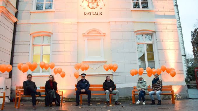 v.l.n.re: Bürgermeister Lutz Wagner, Gleichstellungsbeauftragte Frauke Fischer, EPHK Gerd Peter, Polizeipräsident Frank Hoever, Christine Hütten und Anouk Sterr vom Frauenzentrum Bad Honnef setzen ein Zeichen gegen Gewalt.