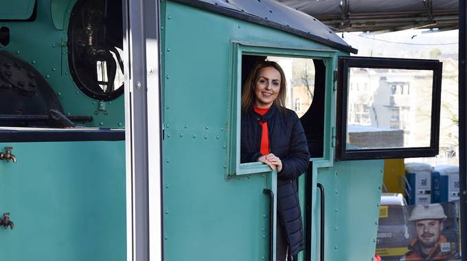 Lokführerin Zahra Mahyari in der alten Lok der Drachenfelsbahn