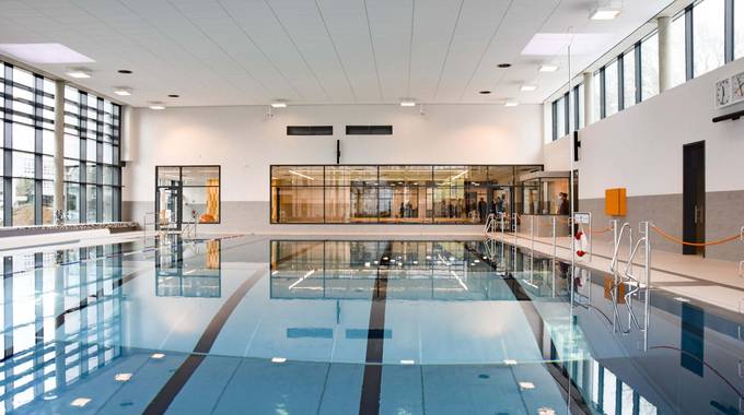 Schwimmhalle im Hallenbad