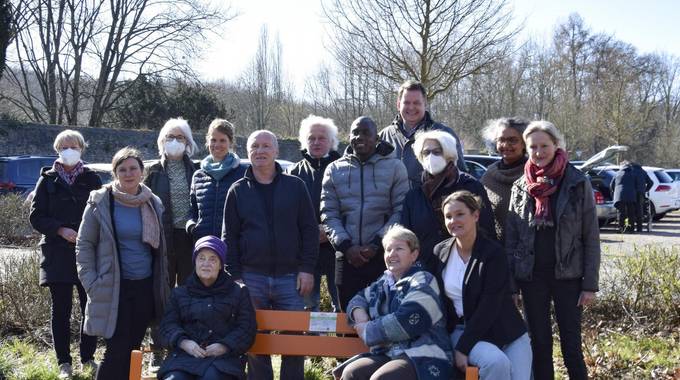 Eine der Bänke steht an der Bushaltestelle Haus Heisterbach, wo sich ein engagiertes Team von Mitarbeitenden und ehrenamtlich Helferenden tatkräftig bei der Begleitung von Gewalt betroffenen Frauen und deren Kinder einsetzt.