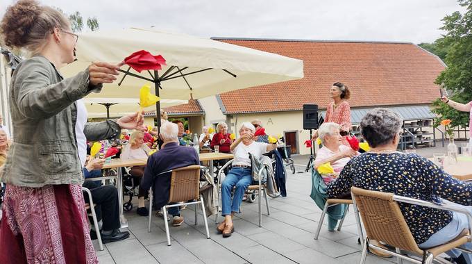 Seniorinnen und Senioren tanzen beim Sommerfest im Altenheim Kloster Heisterbach zu „Tulpen aus Amsterdam“