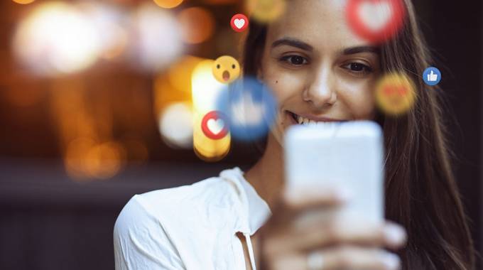 Junge Frau mit Social Media Anwendungen © AdobeStock_292633042_-PhotoPlus _low.jpg adobestock 292633042 photoplus+ low
