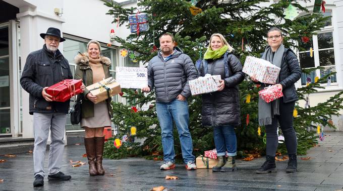v.l.n.re.: Manfred Lehn, Dezernentin Heike Jüngling, Bruno Gola, Geschäftsbereichsleiterin Soziales und Generationen Yvonne Gozdzik, Projektleiterin Sarah Thomas.