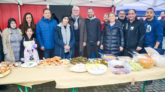 Landrat Sebastian Schuster (6.v.li.) und Bürgermeister Lutz Wagner (4.v.li.) mit Mitgliedern des TuS und der türkisch-stämmigen Gemeinde