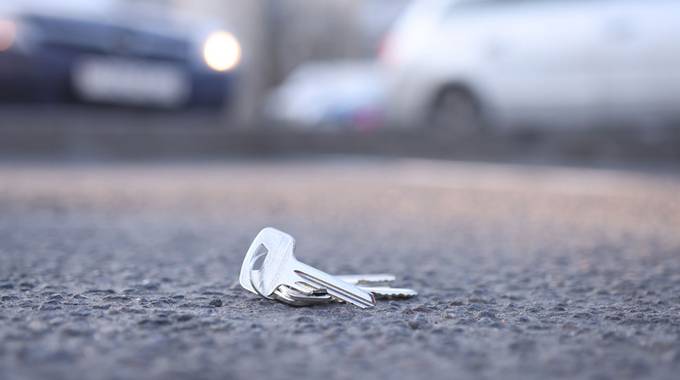 Verlorener Schlüssel auf dem Straßenboden