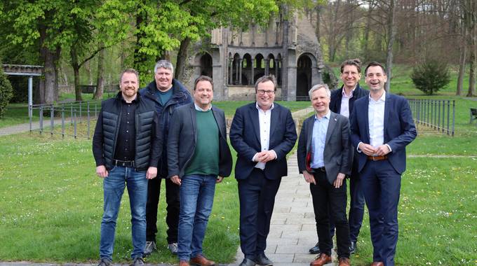 Die Siebengebirgsbürgermeister Lutz Wagner (Königswinter) und Otto Neuhoff (Bad Honnef) zusammen mit Minister Oliver Krischer und Vertretern der Politik