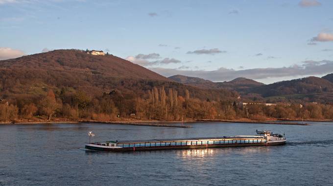 Schifffahrt auf dem Rhein mit herbstlichem Siebengebirge im Hintergrund