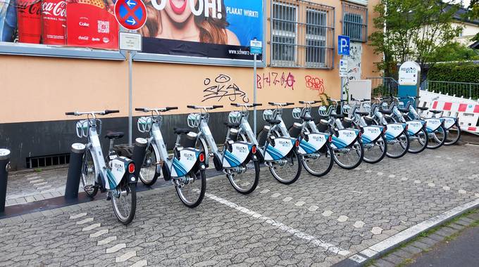 E-Bike-Mietstation der RSVG in Königswinter-Oberpleis. 11 Räder stehen auf dem Bild an der Mietstation.