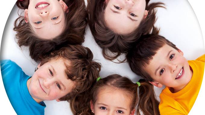 Elternkurs „Kinder im Blick” © KIB Lachende Kinder, rund angeordnet in einem Kreis