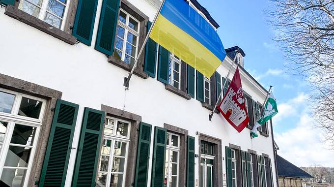 Die Ukraine-Flagge weht an Haus Bachem © StadtKönigswinter/U.Klein Die Ukraine-Flagge weht an Haus Bachem