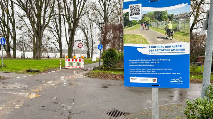 Ein Hinweisschild, das vor der Absperrung zum Radweg auf die Umbaumaßnahme hinweist