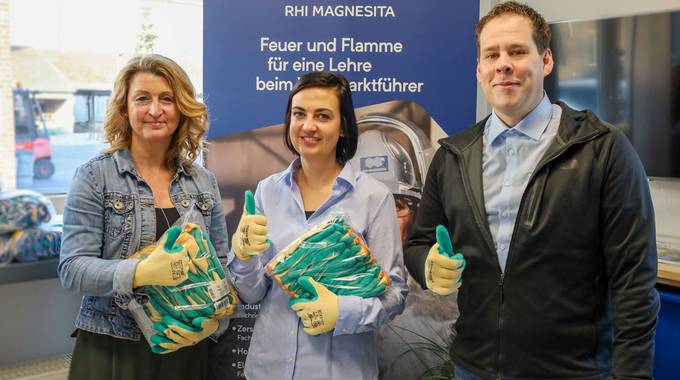 Heike Rex (li.), Organisatorin des Frühjahrsputzes und Mitarbeiterin der Stabsstelle Bürgerbeteiligung nahm ca. 200 Paar Handschuhe von Nadine Kalla (Assistentin der Werkleitung, Mitte) und Christoph Klein (Produktionsleiter, re.) entgegen